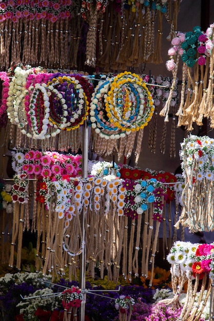 Coronas coloridas para venda feitas de flores falsas