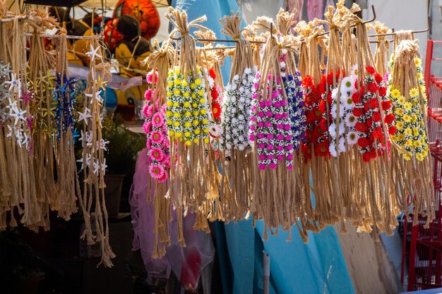 Coronas coloridas a la venta hechas de flores falsas