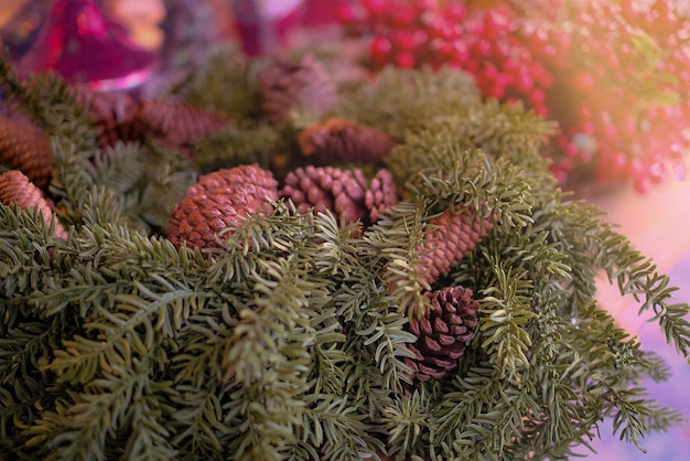 Coronas de Navidad hechas a mano en un mercado europeo de Navidad Decoración de vacaciones Artesanía festiva Navidad