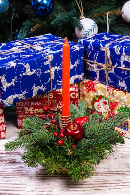 Foto coronas navideñas con cuatro velas mercado de la decoración mucha decoración navideña en la tienda compras navideñas para el árbol de año nuevo