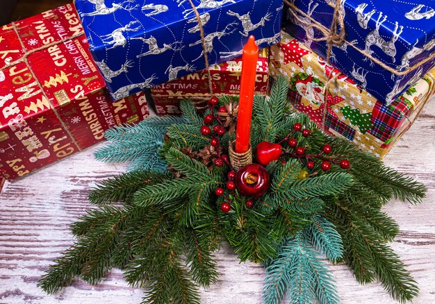 Coronas navideñas con cuatro velas Mercado de la decoración Mucha decoración navideña en la tienda Compras navideñas para el árbol de año nuevo