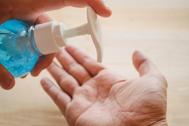 Foto coronavirus 2019-ncov covid-19 konzept männer waschen sich die hände mit alkoholgel oder antibakterieller seife