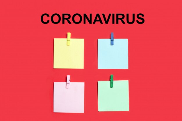 Coronavirus 2019-nCoV-Symptome. Mehrfarbige Haftnotizen an der roten Wand.