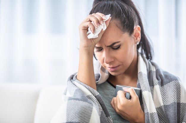 Foto coronavírus causando febre alta em mulher que se cura em casa sozinha.