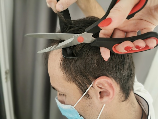 coronavírus corte de cabelo masculino em casa, aulas particulares de cabeleireiro online em um laptop
