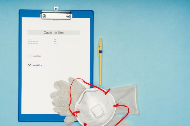 Coronavirus, covid-19. Coronavirus-Testergebnisse auf einem leeren, blauen Hintergrund