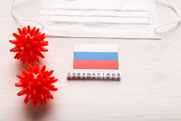 Coronavirus-Covid-19-Konzept. Draufsicht schützende Atemmaske und Flagge von Russland. Neuartiger Ausbruch des chinesischen Coronavirus.