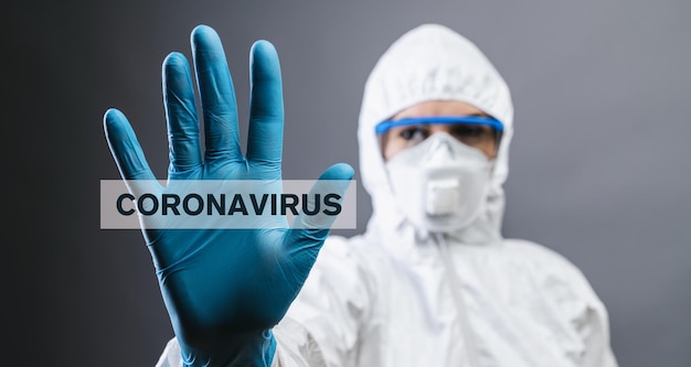 Coronavirus COVID 19 nCov-Ausbruch. medizinische oder wissenschaftliche zeigt hand, um zeichen zu stoppen. Positiver Fall des Koronavirus Europa, Italien, Wuhan, China. Epidemische und pandemische Infektion