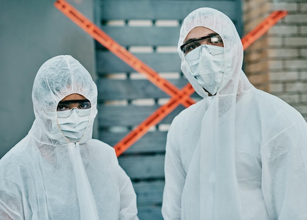 Coronavírus Covid e profissionais de saúde de surtos inspecionando contaminação no local com máscaras e roupas protetoras de burocracia Retrato da equipe médica trabalhando juntos para combater uma doença contagiosa
