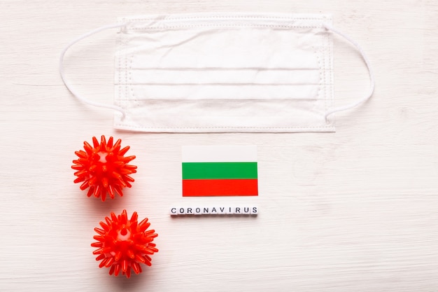 Coronavirus covid Konzept Draufsicht schützende Atemmaske und Flagge von Bulgarien