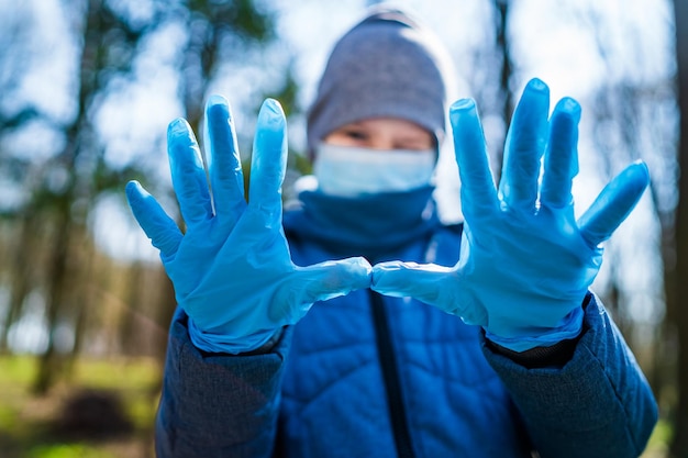 Coronavirus covid19 e conceito de proteção contra poluição Jovem usando máscara e luvas de proteção de higiene