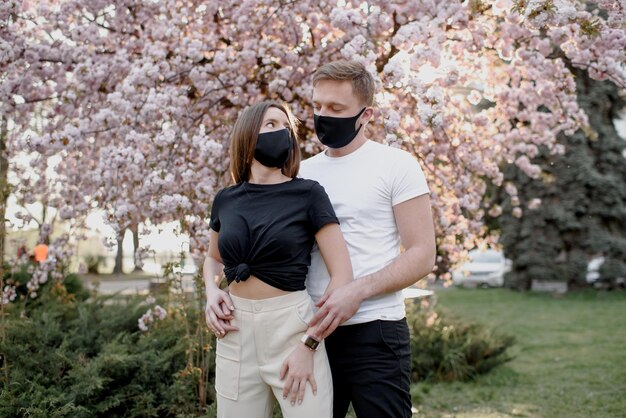 Coronavirus Covid19 Fique em casa Fique seguro conceito Jovem casal usando máscaras
