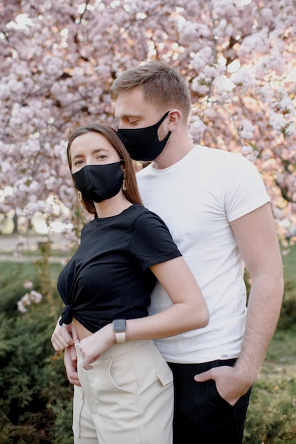 Coronavirus Covid19 Fique em casa Fique seguro conceito Jovem casal usando máscaras