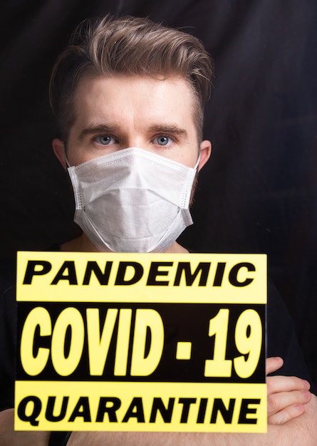 Coronavirus, cuarentena, covid-19 y concepto de pandemia. Hombre triste y enfermo del virus corona mirando por la ventana