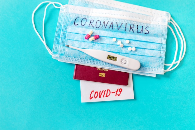 Coronavirus das Konzept eines Flugverbots zwischen Ländern. Internationaler Pass. Selektiver Fokus.