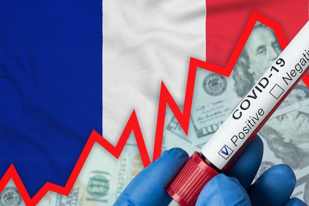 Coronavirus en Francia. Análisis de sangre positivo en el fondo de la bandera. Incremento de la incidencia. Crisis económica.