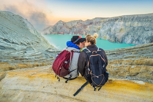 Foto el coronavirus ha terminado la cuarentena se ha debilitado quítate la máscara ahora puedes viajar joven turista y