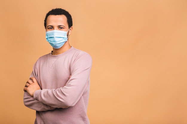 Coronavirus. Hombre con máscara higiénica para prevenir infecciones, enfermedades respiratorias transmitidas por el aire como la gripe