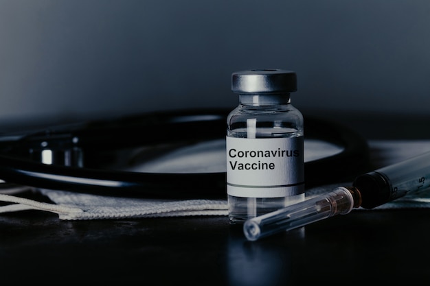 Coronavirus-Impfstoff mit Spritze und chirurgischer Maske