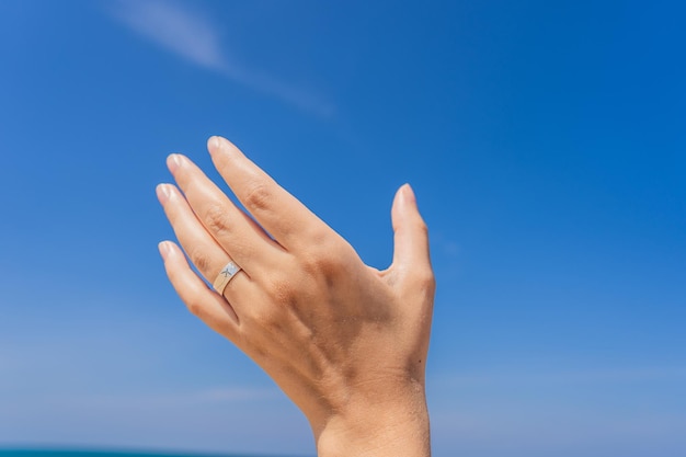 Coronavirus ist durch die Quarantäne geschwächt. Nehmen Sie die Maske ab, jetzt können Sie mit einer weiblichen Hand mit einem Ring reisen