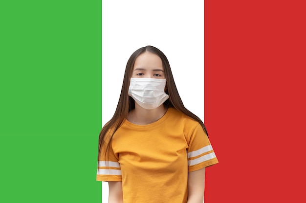 Coronavirus en Italia Niña con máscara médica antibacteriana en un fondo de bandera