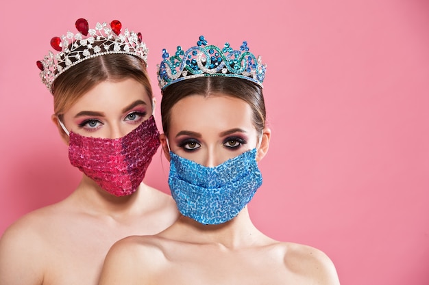 Coronavirus-Konzept. Frauen tragen Masken und Kronen.