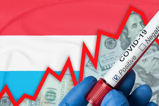 Coronavirus en Luxemburgo. Análisis de sangre positivo en el fondo de la bandera. Aumento de la incidencia. Crisis económica.