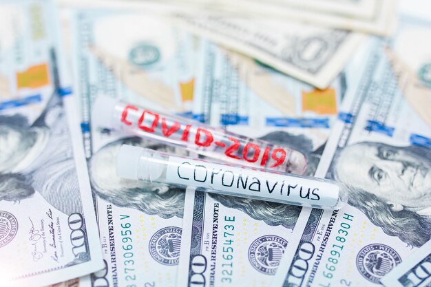 Coronavirus medizinisches Rohr und Dollar Geld wirtschaftliche Katastrophe durch eine Pandemie