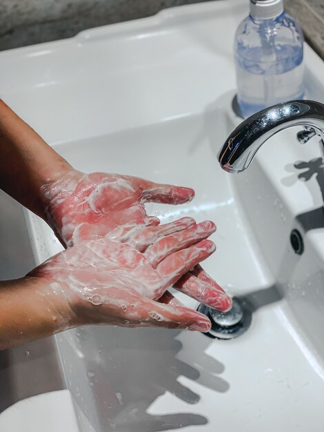 Coronavirus oder Covid-19. Händewaschen mit Seifenmann zur Vorbeugung von Coronaviren, Hygiene gegen die Ausbreitung von Coronaviren.