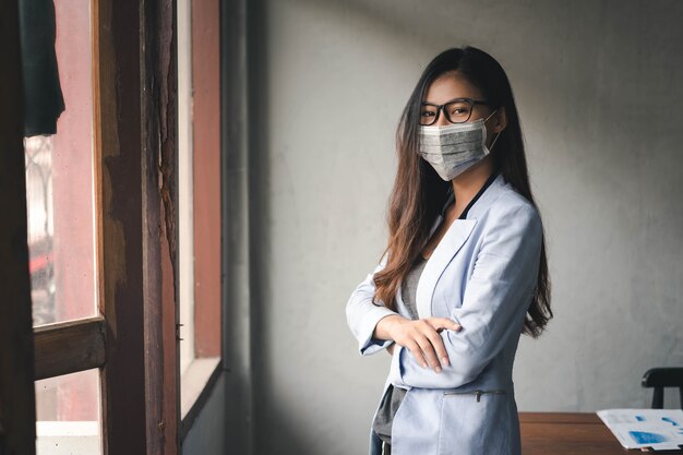 Coronavirus pandémico COVID-19, mujer asiática tiene un resfriado y síntomas de tos, fiebre, dolor de cabeza y dolores