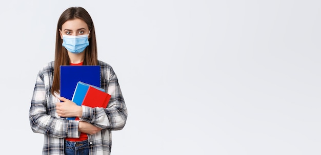 Coronavirus pandemie covid bildung und zurück zum schulkonzept junge studentin in medizinischer maske