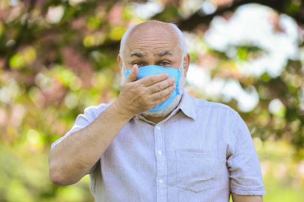 Coronavirus-Pandemie Pandemiekonzept Pandemieausbruch Berühren Sie nicht Ihr Gesicht. Unterstützen Sie ältere Menschen während der Coronavirus-Sperre und der sozialen Distanzierung. Senior Mann mit Gesichtsmaske Sicherheitsmaßnahmen