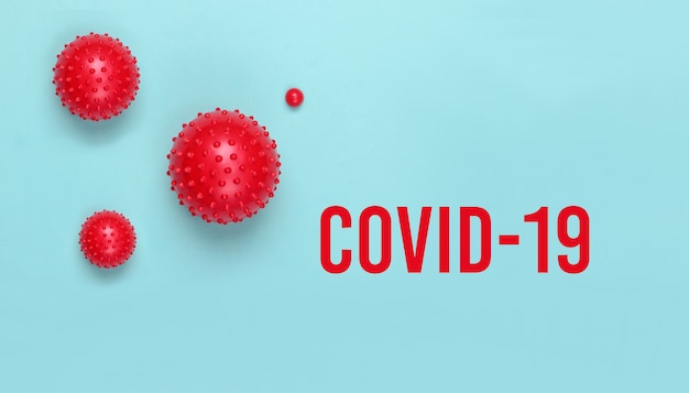 Coronavirus del síndrome respiratorio de Oriente Medio. Modelos de cepas de virus y la palabra covid-19 sobre un fondo azul. Pandemia mundial de coronavirus.