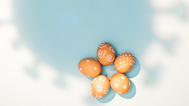 Coronavirus sombra cayendo sobre los huevos de Pascua. La pandemia eclipsa el gran concepto de vacaciones