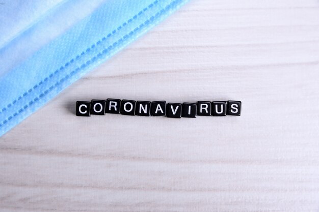 Coronavirus de Word con cubos letras composición plana