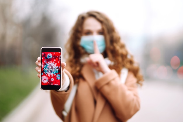 Coronavirus-Zellen auf dem Telefon-Display.