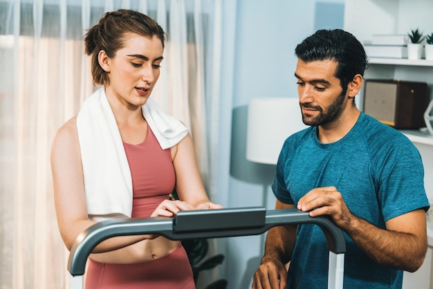 Corpo atlético e jovem casal esportivo em casa de exercício alegre