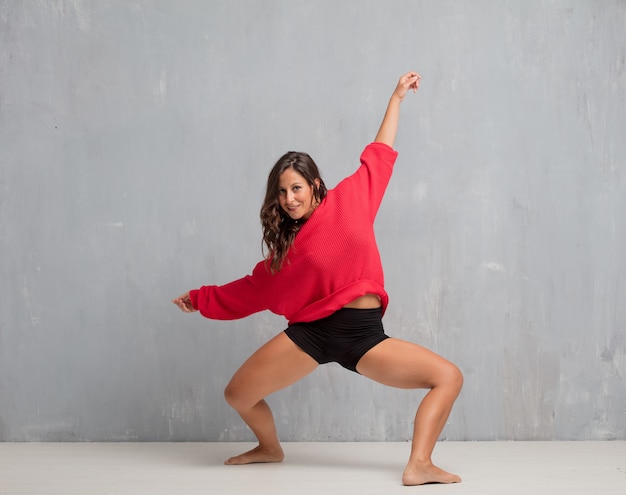 Corpo cheio da mulher bonita nova conceito de dança de rua