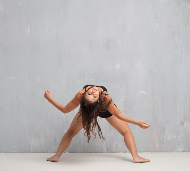 Foto corpo cheio da mulher bonita nova conceito de dança de rua