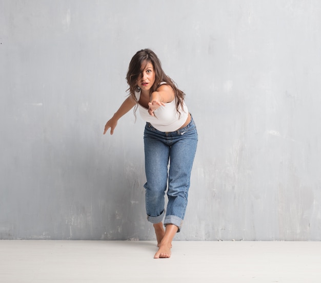 Corpo cheio da mulher bonita nova conceito de dança de rua