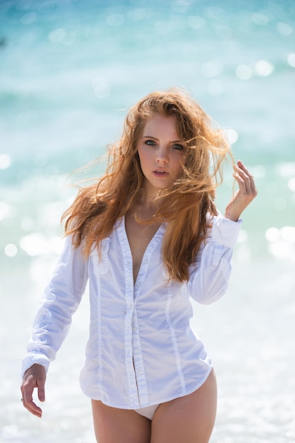 Corpo de jovem mulher sexy no mar Garota sensual de praia de verão
