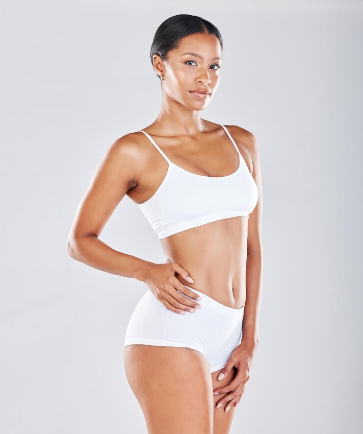 Foto corpo de retrato e mulher em cueca com pele para fitness saúde e bem-estar isolado no fundo do estúdio dieta celulite e exercício maquete de estilo de vida saudável e perda de peso com nutrição