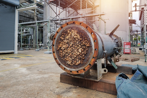 Foto corpo do trocador de calor e tubo bloqueado na indústria petroquímica