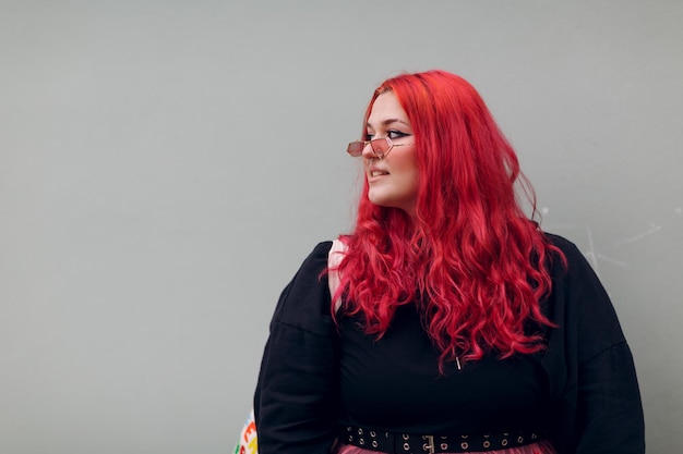 Corpo gordo com excesso de peso, mulher lgbtq positiva com cabelo ruivo e óculos rosa