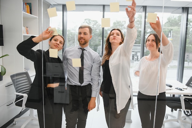 Corporate business team und in einem meeting in einem modernen büro mit großen fenstern hochwertiges foto