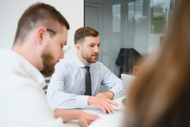 Corporate Business Team und in einem Meeting in einem modernen Büro mit großen Fenstern Hochwertiges Foto