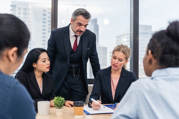 Corporate Business Team und Manager in einem Meeting. Junges Team von Mitarbeitern, die in einem modernen Coworking Office eine großartige Geschäftsdiskussion führen.