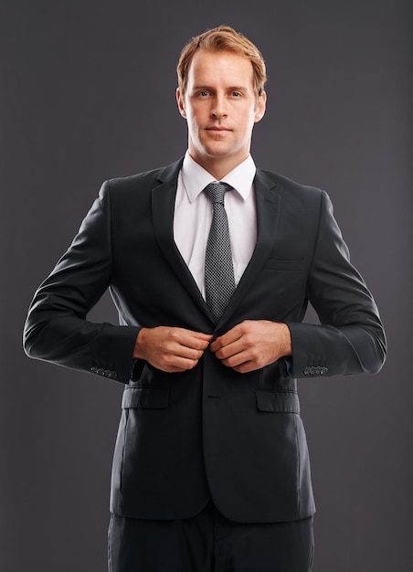 Corporate CEO und Porträt eines Mannes im Anzug für professionellen und eleganten Geschäftsmannstil mit Selbstvertrauen Formelle Führungskraft und selbstbewusste kaukasische Arbeitermode auf isoliertem grauem Hintergrund