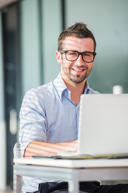 Corporate Mann mit Laptop