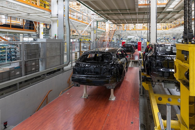 Corpos de carro estão na fábrica da linha de montagem para produção de carros indústria automotiva moderna um carro